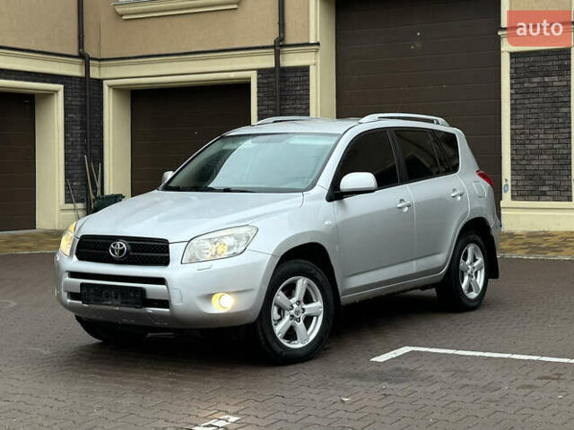 Серый Тойота РАВ 4, объемом двигателя 2 л и пробегом 185 тыс. км за 9600 $, фото 1 на Automoto.ua