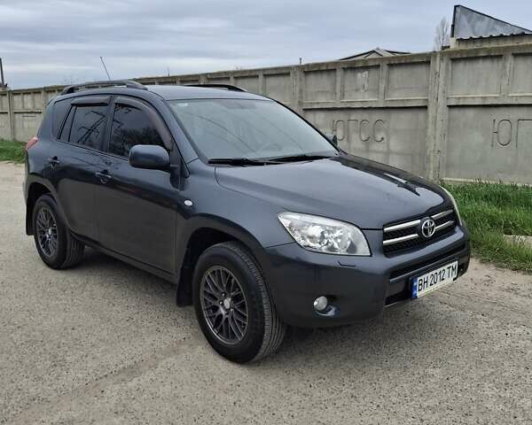 Серый Тойота РАВ 4, объемом двигателя 2 л и пробегом 225 тыс. км за 8500 $, фото 1 на Automoto.ua
