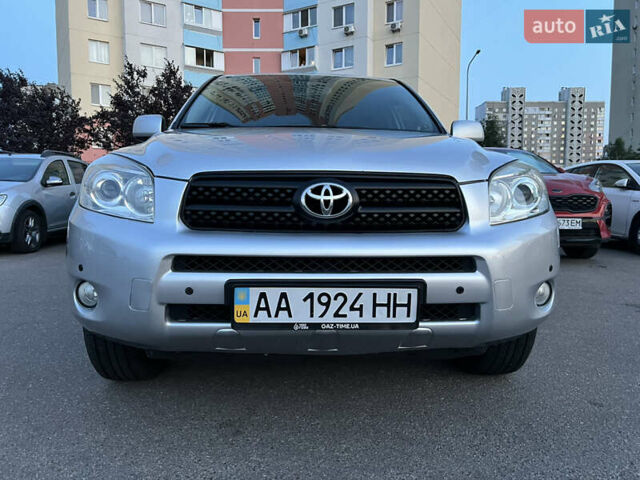 Серый Тойота РАВ 4, объемом двигателя 2 л и пробегом 116 тыс. км за 9500 $, фото 1 на Automoto.ua