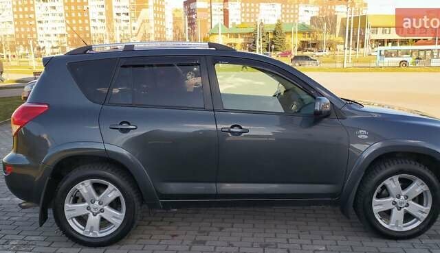 Серый Тойота РАВ 4, объемом двигателя 2.2 л и пробегом 255 тыс. км за 11500 $, фото 1 на Automoto.ua