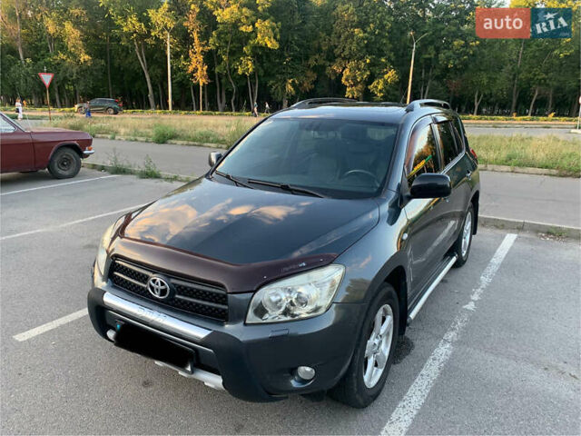 Серый Тойота РАВ 4, объемом двигателя 2 л и пробегом 302 тыс. км за 10450 $, фото 1 на Automoto.ua