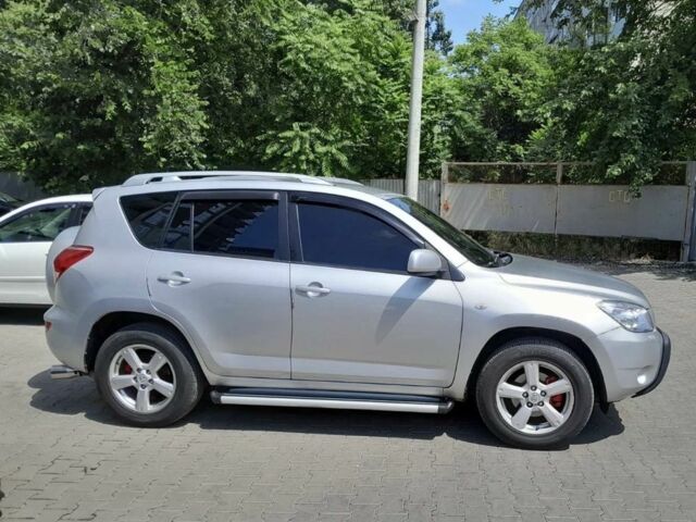 Серый Тойота РАВ 4, объемом двигателя 2 л и пробегом 190 тыс. км за 8000 $, фото 1 на Automoto.ua