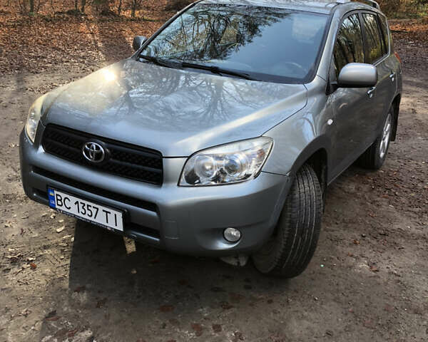 Серый Тойота РАВ 4, объемом двигателя 2 л и пробегом 257 тыс. км за 7900 $, фото 1 на Automoto.ua