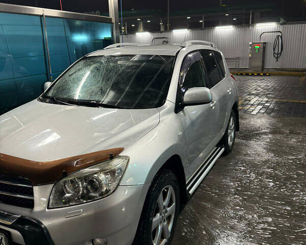 Серый Тойота РАВ 4, объемом двигателя 2 л и пробегом 212 тыс. км за 10800 $, фото 1 на Automoto.ua