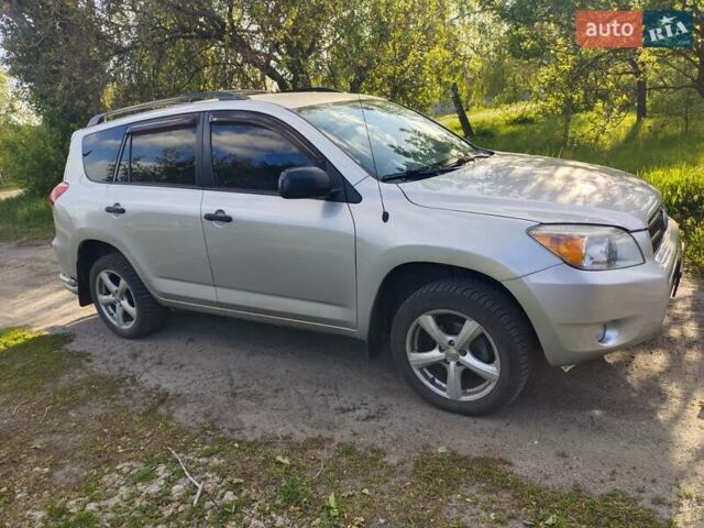 Серый Тойота РАВ 4, объемом двигателя 2.36 л и пробегом 196 тыс. км за 9500 $, фото 1 на Automoto.ua