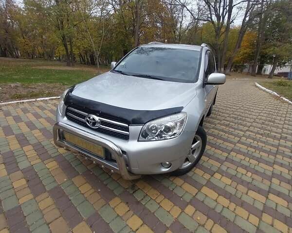 Серый Тойота РАВ 4, объемом двигателя 2 л и пробегом 150 тыс. км за 8200 $, фото 1 на Automoto.ua