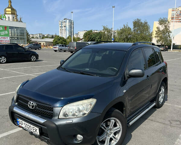 Серый Тойота РАВ 4, объемом двигателя 2 л и пробегом 213 тыс. км за 9800 $, фото 1 на Automoto.ua