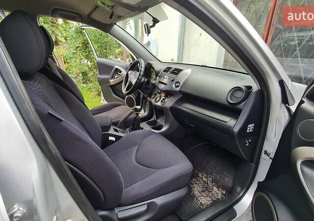 Серый Тойота РАВ 4, объемом двигателя 2.23 л и пробегом 280 тыс. км за 9300 $, фото 1 на Automoto.ua