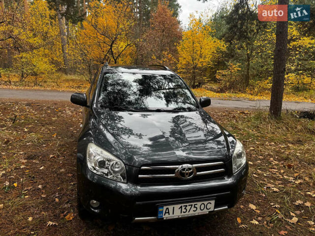 Серый Тойота РАВ 4, объемом двигателя 2 л и пробегом 232 тыс. км за 11500 $, фото 1 на Automoto.ua
