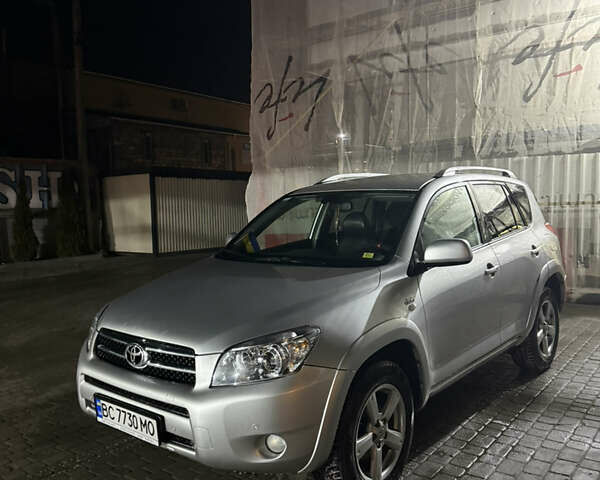 Серый Тойота РАВ 4, объемом двигателя 2.2 л и пробегом 238 тыс. км за 9500 $, фото 1 на Automoto.ua