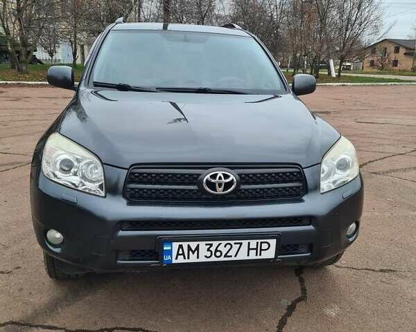 Серый Тойота РАВ 4, объемом двигателя 2 л и пробегом 238 тыс. км за 8800 $, фото 1 на Automoto.ua