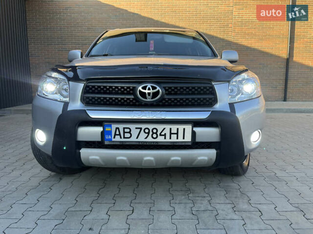 Серый Тойота РАВ 4, объемом двигателя 2 л и пробегом 233 тыс. км за 11300 $, фото 1 на Automoto.ua