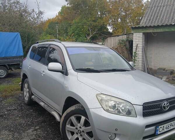 Серый Тойота РАВ 4, объемом двигателя 2.36 л и пробегом 146 тыс. км за 10900 $, фото 1 на Automoto.ua