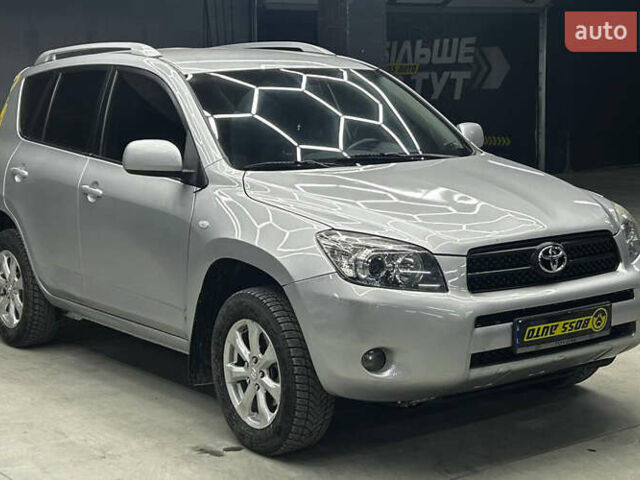 Серый Тойота РАВ 4, объемом двигателя 2 л и пробегом 220 тыс. км за 9300 $, фото 1 на Automoto.ua