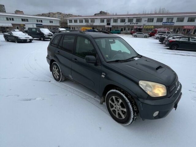 Серый Тойота РАВ 4, объемом двигателя 2 л и пробегом 318 тыс. км за 3950 $, фото 1 на Automoto.ua