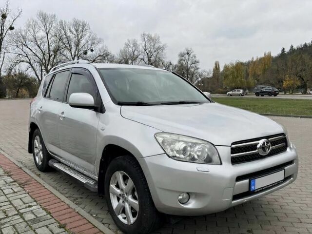 Серый Тойота РАВ 4, объемом двигателя 2 л и пробегом 219 тыс. км за 10300 $, фото 1 на Automoto.ua