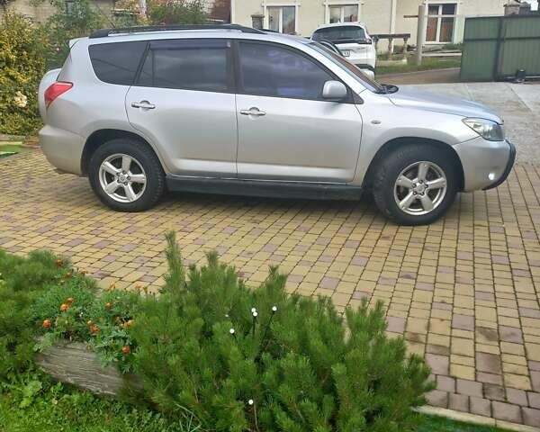 Серый Тойота РАВ 4, объемом двигателя 2.4 л и пробегом 282 тыс. км за 7900 $, фото 1 на Automoto.ua