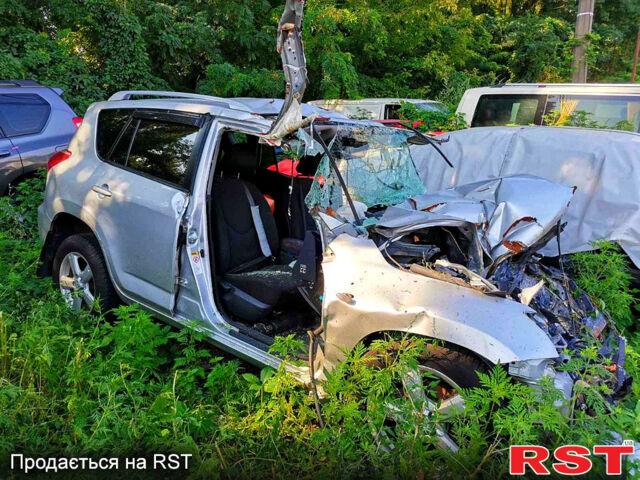 Серый Тойота РАВ 4, объемом двигателя 2 л и пробегом 150 тыс. км за 1500 $, фото 1 на Automoto.ua