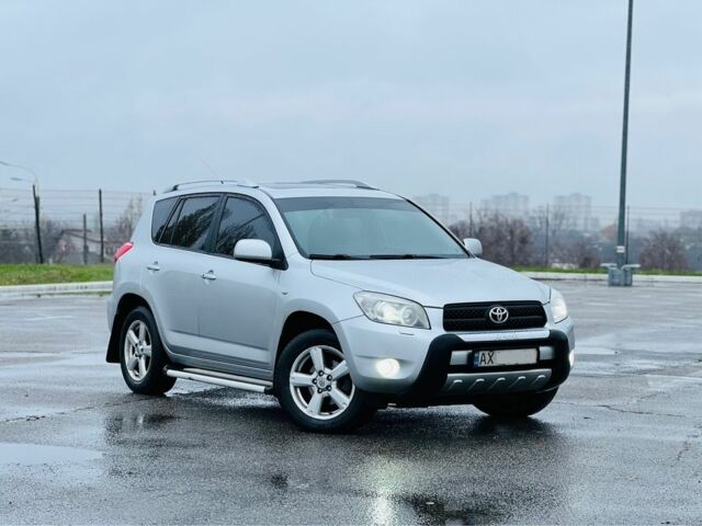 Серый Тойота РАВ 4, объемом двигателя 2 л и пробегом 226 тыс. км за 7999 $, фото 1 на Automoto.ua