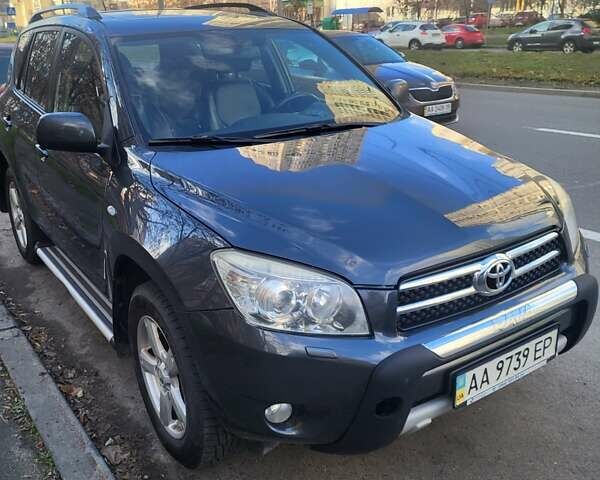 Серый Тойота РАВ 4, объемом двигателя 2 л и пробегом 252 тыс. км за 10200 $, фото 1 на Automoto.ua