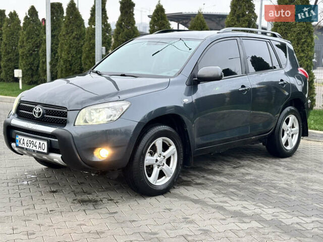 Серый Тойота РАВ 4, объемом двигателя 2 л и пробегом 172 тыс. км за 9500 $, фото 1 на Automoto.ua