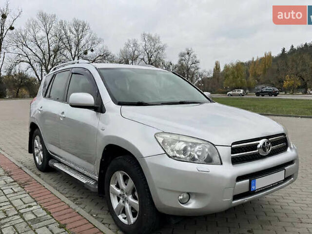 Серый Тойота РАВ 4, объемом двигателя 2 л и пробегом 219 тыс. км за 10500 $, фото 1 на Automoto.ua