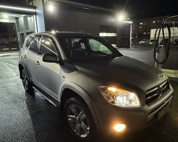 Серый Тойота РАВ 4, объемом двигателя 2.2 л и пробегом 350 тыс. км за 8550 $, фото 1 на Automoto.ua