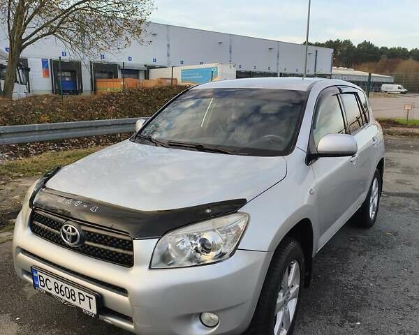 Серый Тойота РАВ 4, объемом двигателя 2 л и пробегом 167 тыс. км за 10577 $, фото 1 на Automoto.ua