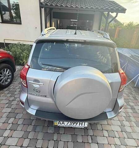 Серый Тойота РАВ 4, объемом двигателя 2 л и пробегом 267 тыс. км за 10900 $, фото 1 на Automoto.ua