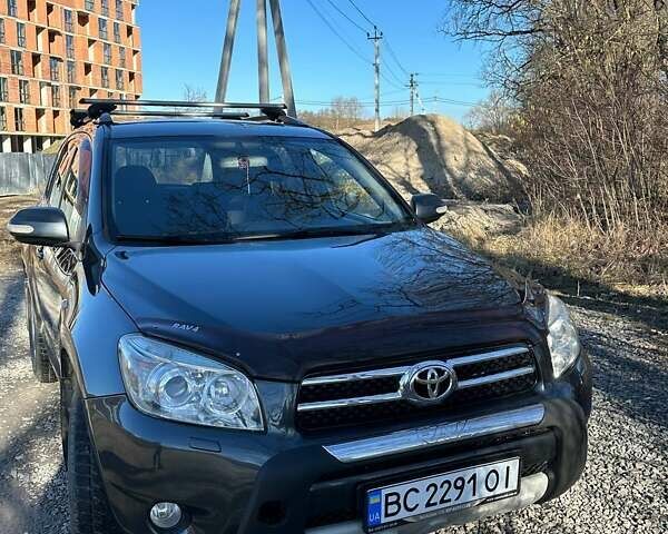Серый Тойота РАВ 4, объемом двигателя 2 л и пробегом 240 тыс. км за 9800 $, фото 1 на Automoto.ua