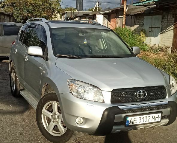 Серый Тойота РАВ 4, объемом двигателя 2 л и пробегом 220 тыс. км за 9800 $, фото 1 на Automoto.ua