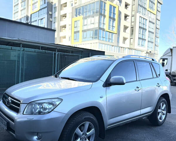 Серый Тойота РАВ 4, объемом двигателя 2 л и пробегом 108 тыс. км за 10999 $, фото 1 на Automoto.ua