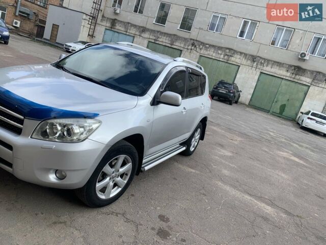 Серый Тойота РАВ 4, объемом двигателя 2 л и пробегом 300 тыс. км за 9500 $, фото 1 на Automoto.ua