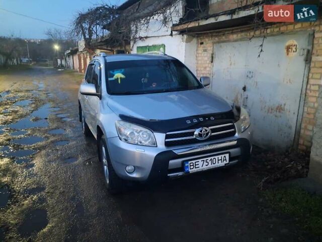 Серый Тойота РАВ 4, объемом двигателя 2 л и пробегом 165 тыс. км за 10700 $, фото 1 на Automoto.ua