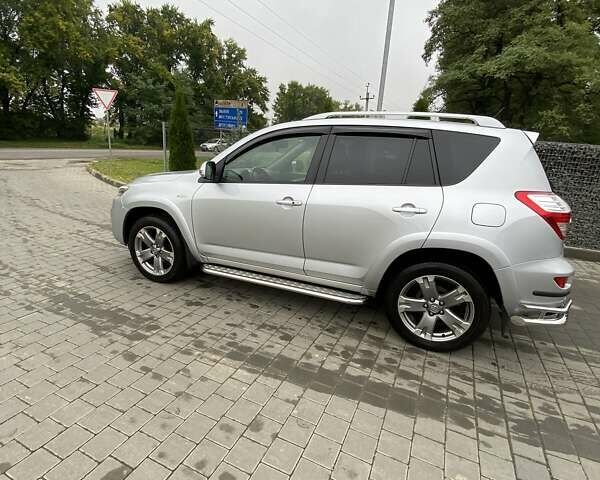 Серый Тойота РАВ 4, объемом двигателя 2 л и пробегом 125 тыс. км за 15000 $, фото 1 на Automoto.ua
