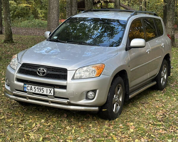 Серый Тойота РАВ 4, объемом двигателя 2.49 л и пробегом 244 тыс. км за 11500 $, фото 1 на Automoto.ua