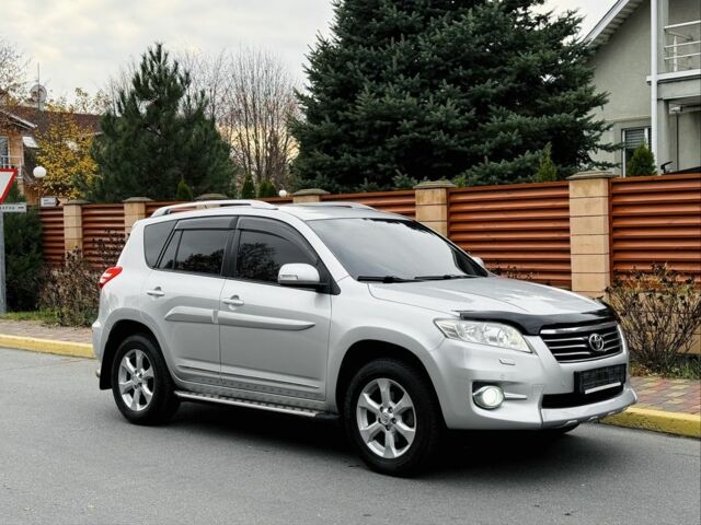 Серый Тойота РАВ 4, объемом двигателя 2 л и пробегом 143 тыс. км за 12800 $, фото 1 на Automoto.ua