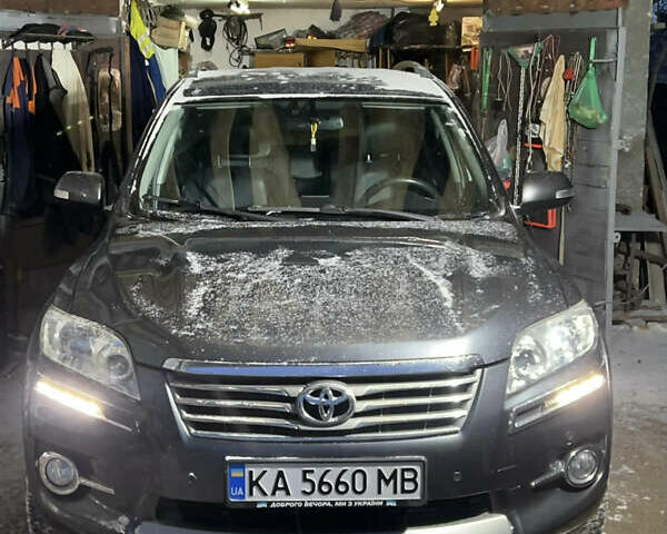 Серый Тойота РАВ 4, объемом двигателя 2.23 л и пробегом 210 тыс. км за 13700 $, фото 1 на Automoto.ua