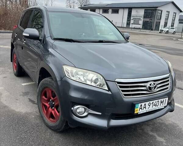 Серый Тойота РАВ 4, объемом двигателя 2 л и пробегом 144 тыс. км за 12500 $, фото 1 на Automoto.ua