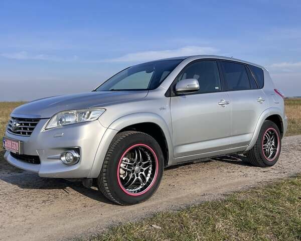Тойота РАВ 4 2012 в Ровно на Automoto.ua Серый Тойота РАВ 4, объемом двигателя 2.2 л и пробегом 257 тыс. км за 13950 $, фото 1 на Automoto.ua