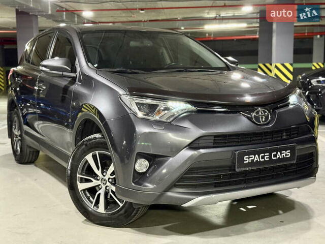 Сірий Тойота РАВ 4, об'ємом двигуна 2 л та пробігом 175 тис. км за 17900 $, фото 1 на Automoto.ua