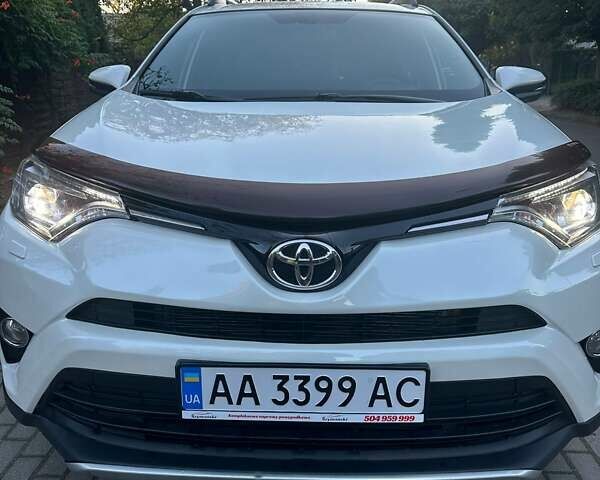 Тойота РАВ 4 2017 в Киеве на Automoto.ua Серый Тойота РАВ 4, объемом двигателя 2.23 л и пробегом 180 тыс. км за 22500 $, фото 1 на Automoto.ua