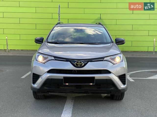 Сірий Тойота РАВ 4, об'ємом двигуна 2.49 л та пробігом 118 тис. км за 17800 $, фото 1 на Automoto.ua