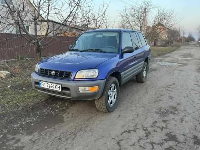 Синий Тойота РАВ 4, объемом двигателя 2 л и пробегом 330 тыс. км за 4800 $, фото 1 на Automoto.ua