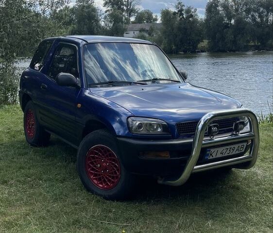 Синий Тойота РАВ 4, объемом двигателя 2 л и пробегом 328 тыс. км за 4200 $, фото 1 на Automoto.ua