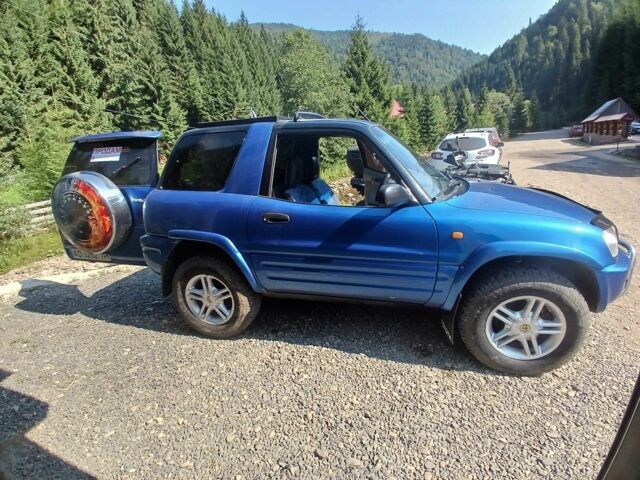 Синий Тойота РАВ 4, объемом двигателя 2 л и пробегом 300 тыс. км за 5950 $, фото 1 на Automoto.ua