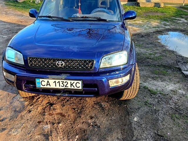 Синій Тойота РАВ 4, об'ємом двигуна 2 л та пробігом 270 тис. км за 3500 $, фото 1 на Automoto.ua