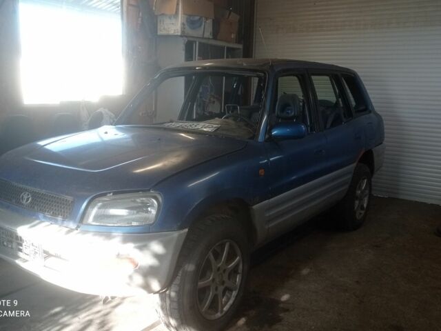 Синий Тойота РАВ 4, объемом двигателя 2 л и пробегом 200 тыс. км за 2100 $, фото 1 на Automoto.ua