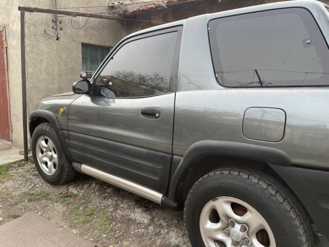 Зелений Тойота РАВ 4, об'ємом двигуна 2 л та пробігом 100 тис. км за 4500 $, фото 1 на Automoto.ua