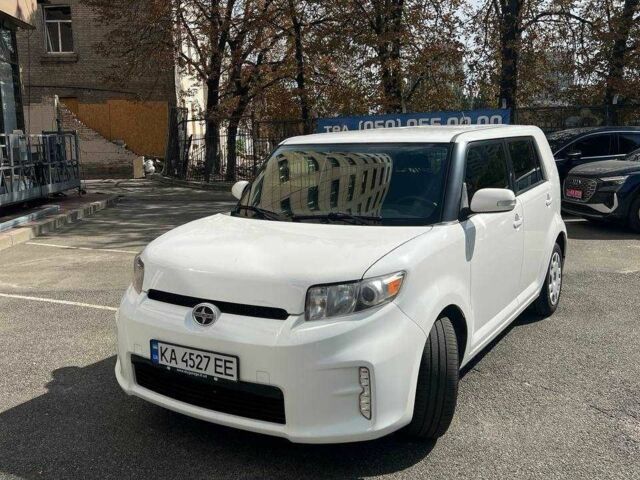 Білий Тойота Сайон, об'ємом двигуна 2.4 л та пробігом 164 тис. км за 8000 $, фото 1 на Automoto.ua